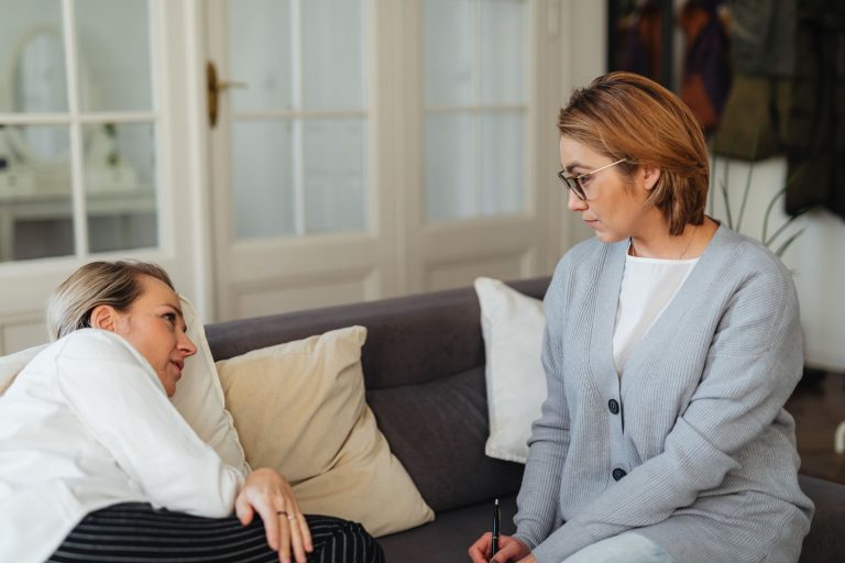 Zwei Personen im Gespräch während einer Therapiesitzung für Redefluss