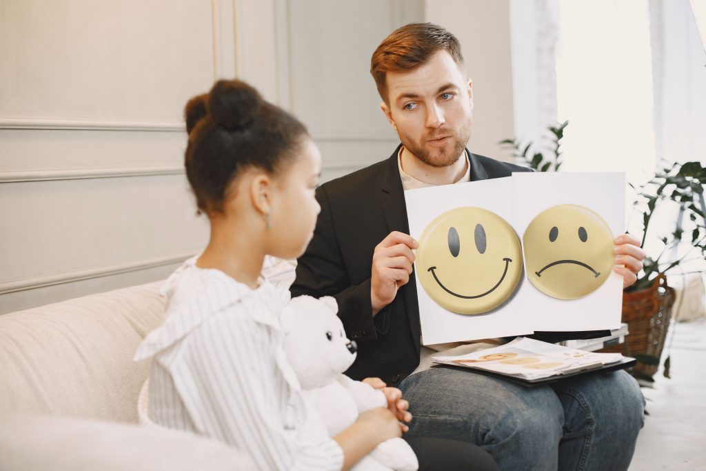 Logopädische Therapiesitzung mit Gefühlskarten