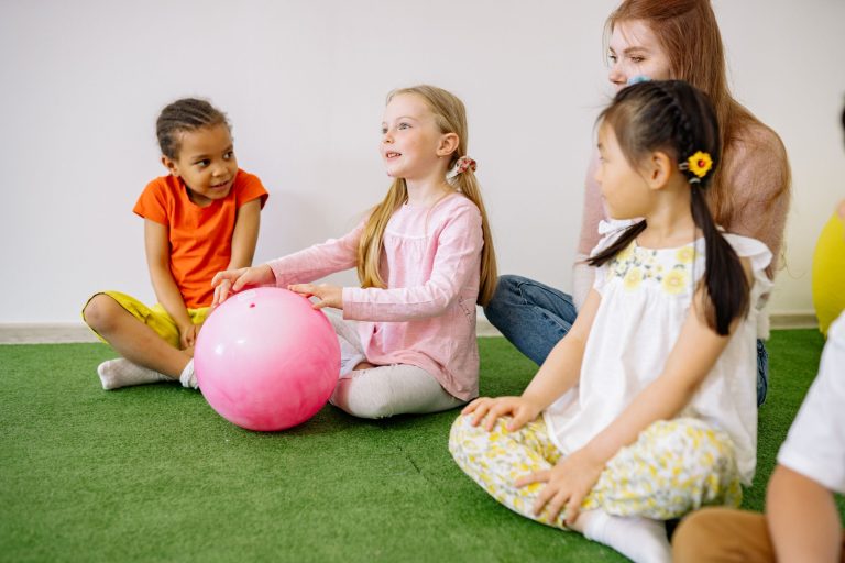 Kind übt Artikulation mit einem Spielzeugmikrofon